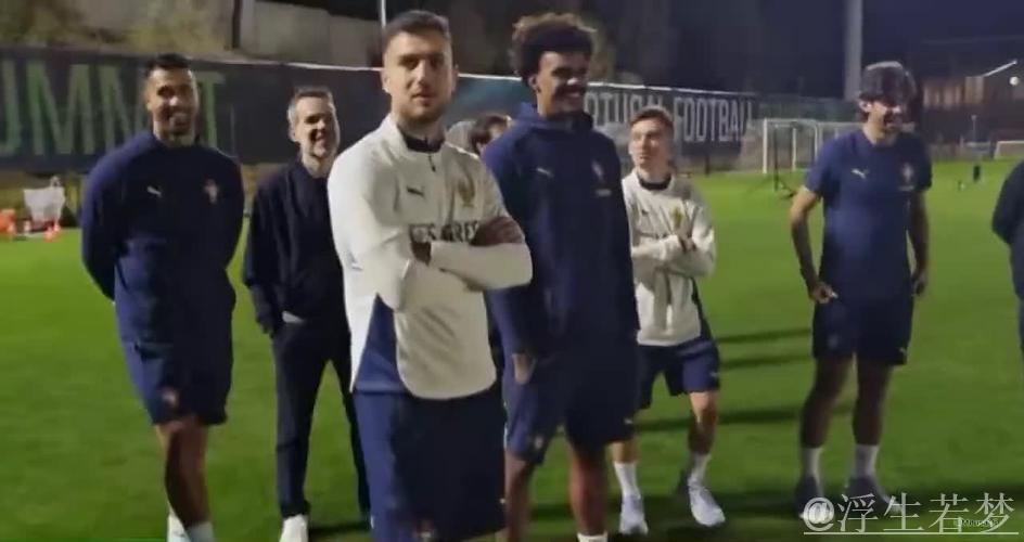 C罗挑战机器人守门员，射门频频被挡出，最后抓住漏洞进球